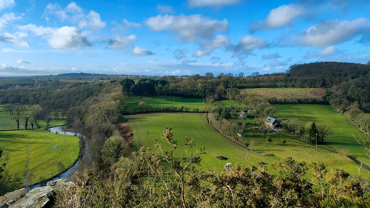 Panorama sur la vall&eacute;e et le bocage