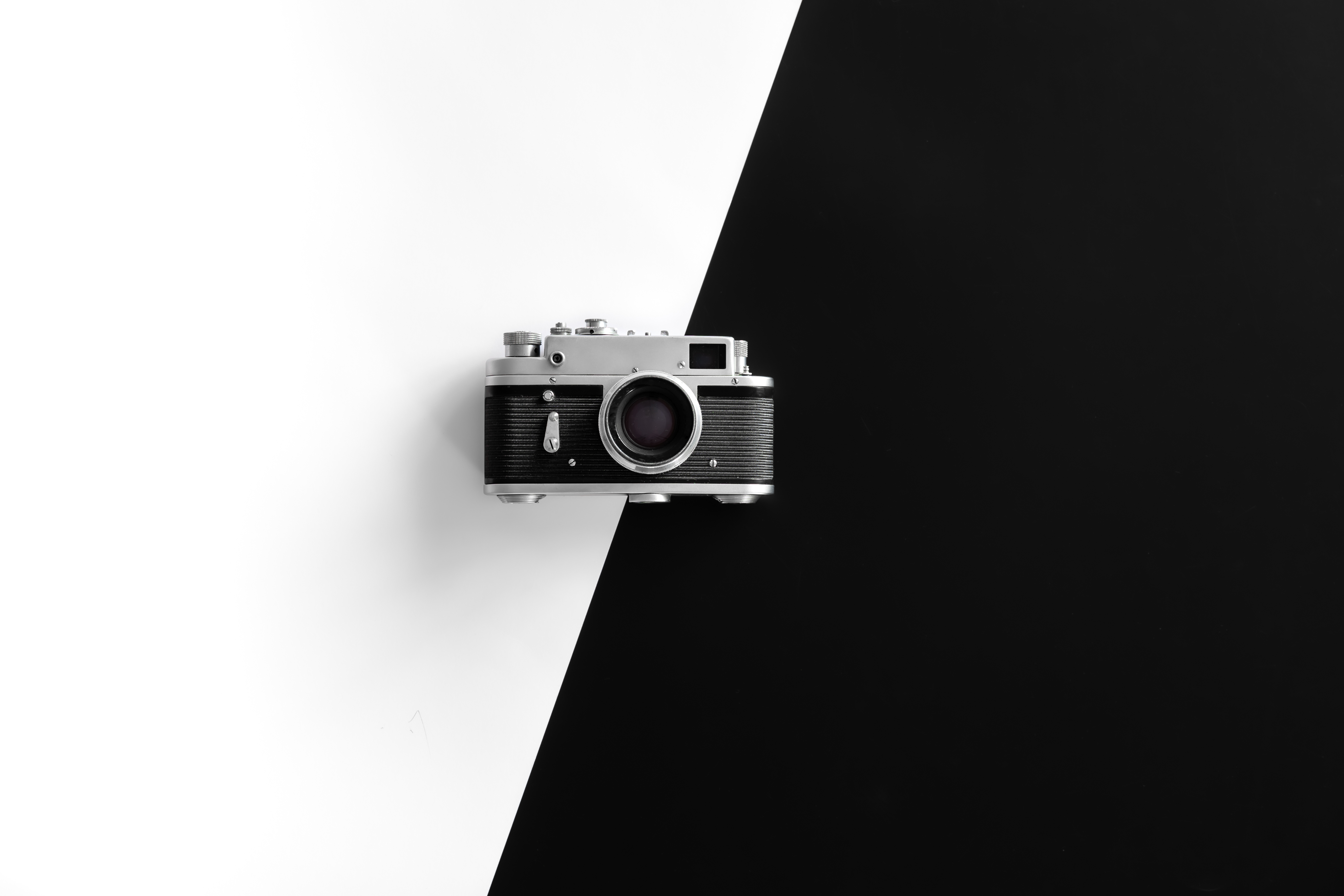 vintage-retro-camera-black-white